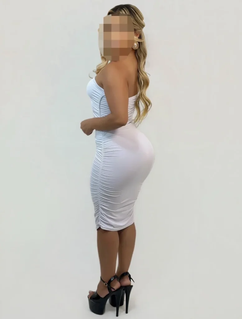 Kiara oferecendo massagem relaxante e massagem tântrica em Fortaleza.