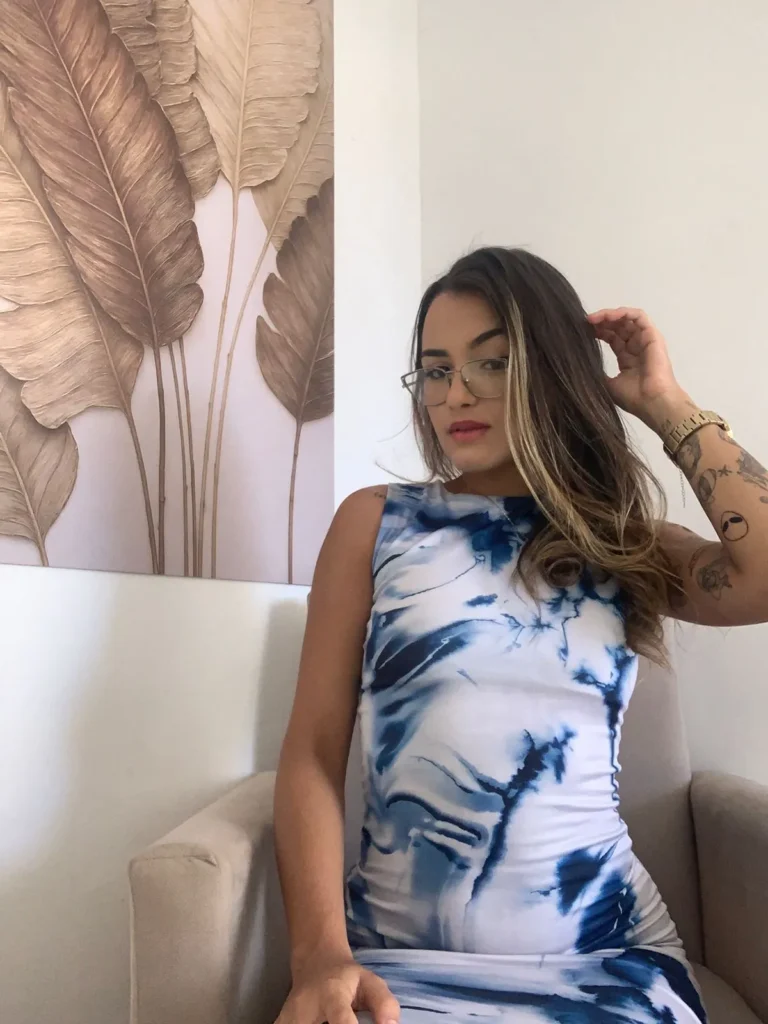 Larissa terapeuta especializada em massagem relaxante, massagem tântrica e Nuru Massage em Fortaleza, na Parangaba. Massoterapeuta em Fortaleza