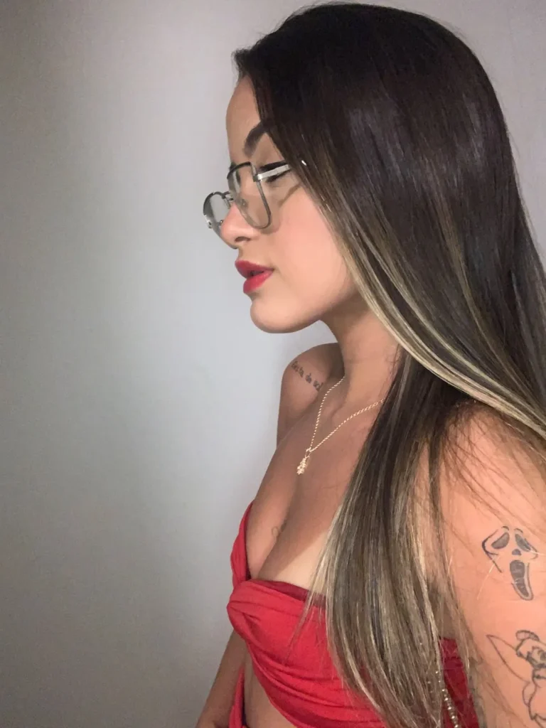 Larissa esta no massagem em fortaleza.